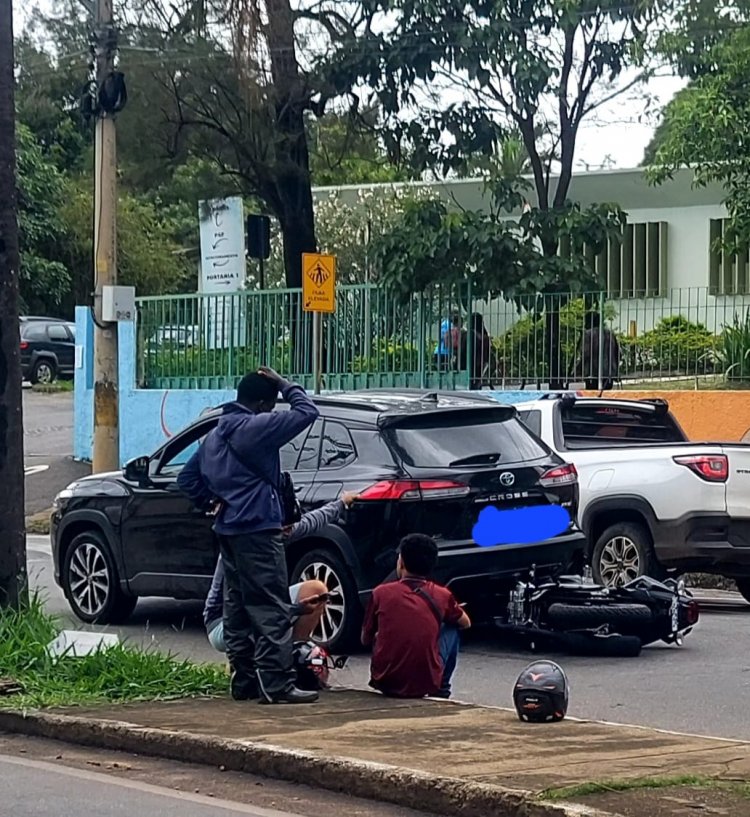 Motociclista bate em carro parado no semáforo da avenida Manoel da Custódia