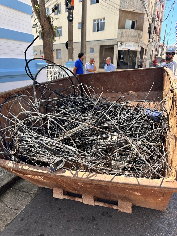 Começa a retirada do emaranhado de fios