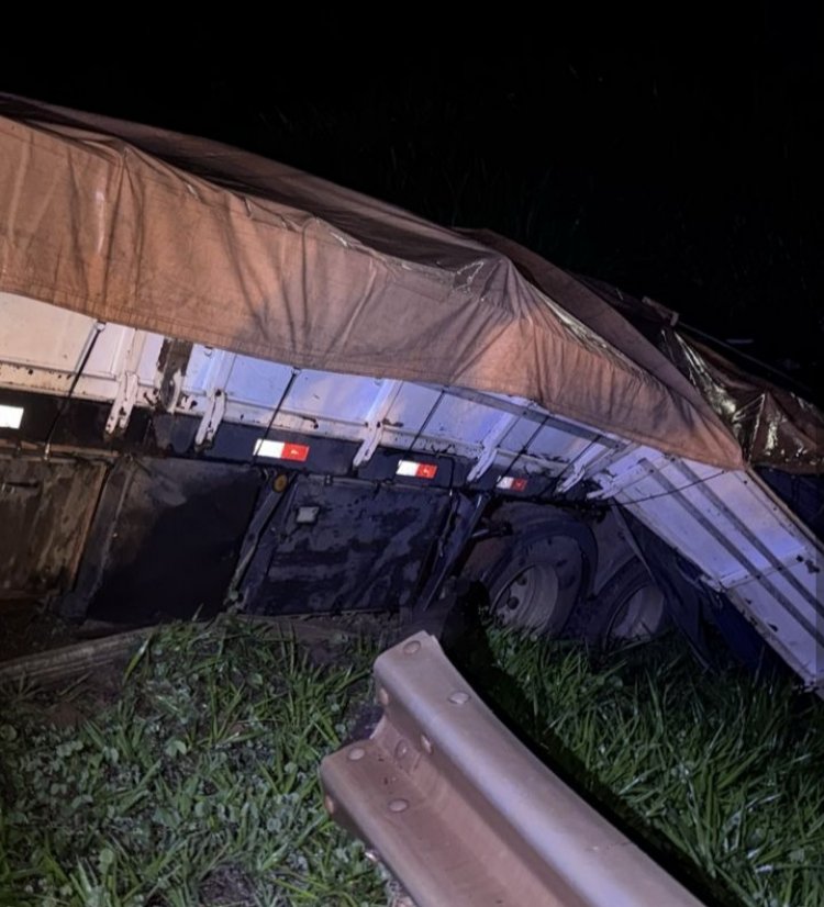 Carreta com ferragens cai em barranco próximo a Itaúna na MG-050