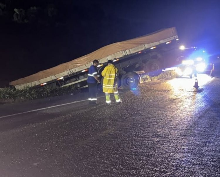 Carreta com ferragens cai em barranco próximo a Itaúna na MG-050