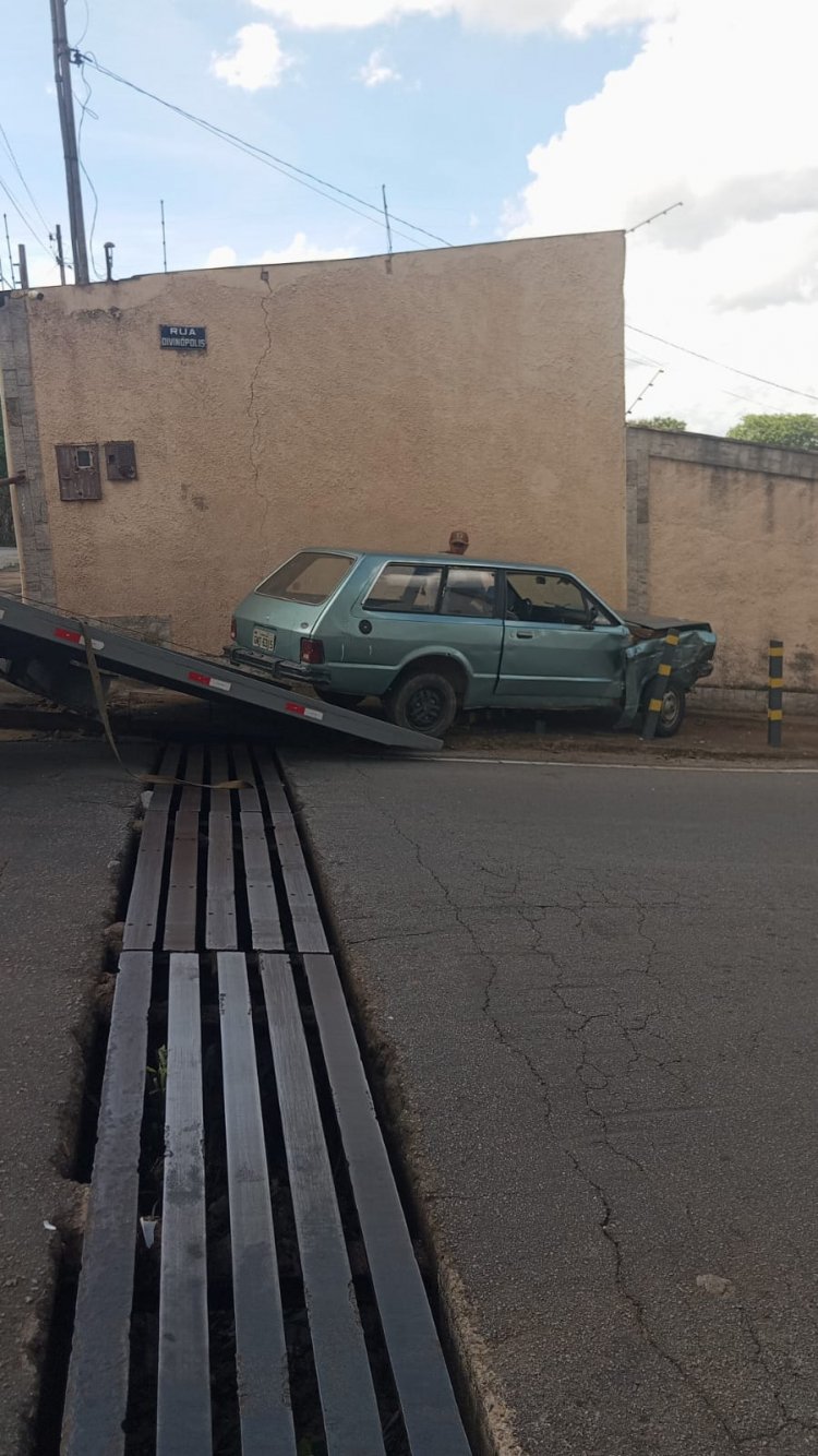 Carro desgovernado causa acidente no Morro do Sol