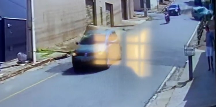Carro desgovernado causa acidente no Morro do Sol