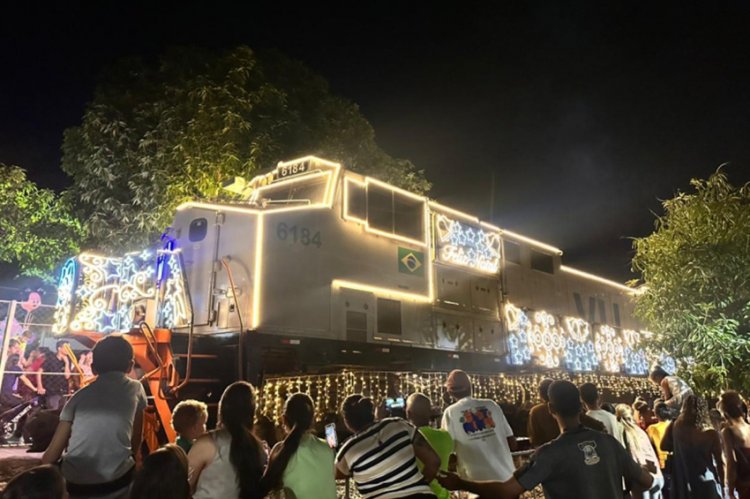 MINEIRIDADE - Papai Noel chega de trem e ganha doce de leite