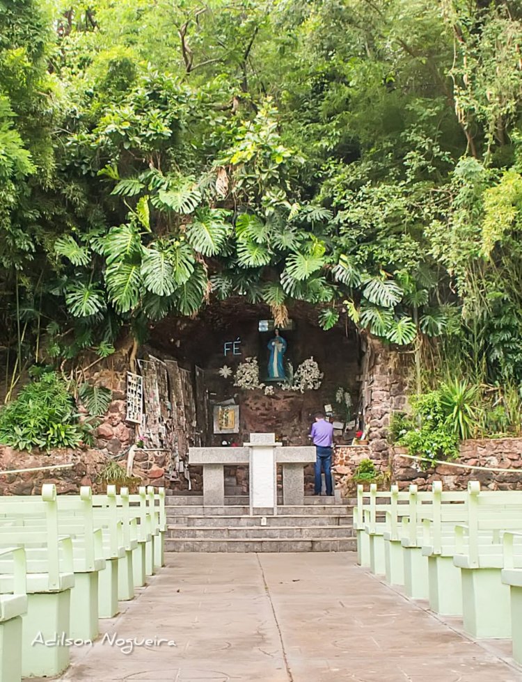 NOVO CRUZEIRO É INSTALADO  NA GRUTA DE N. SRA. DE ITAÚNA