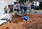 Deslizamento de terra interrompe rua Otoniel Mendes em manhã de chuva