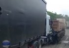 Carro fica prensado entre duas carretas na BR-381