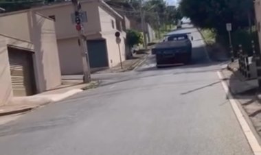 Caminhão tenta subir rua proibida e coloca moradores em risco no Morro do Sol