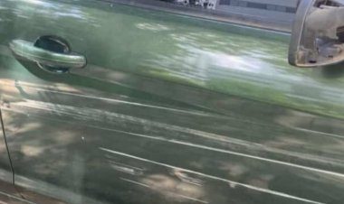 Caminhão danifica carro e  empresa de limpeza nega reparo