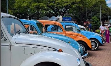 SUCESSO - Praça cheia no Encontro de Fuscas