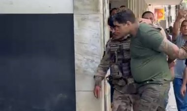 Chegada de suspeito de feminicídio causa tumulto na porta da delegacia