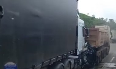 Carro fica prensado entre duas carretas na BR-381