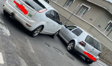 Avanço de sinal vermelho provoca colisão no Centro na tarde desta sexta-feira