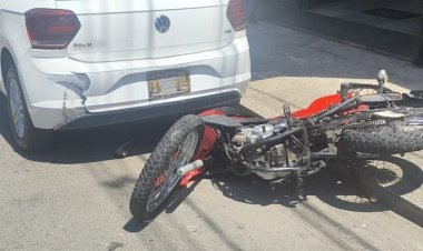 Acidente entre moto e carro mobiliza atenção na avenida JK na tarde deste sábado