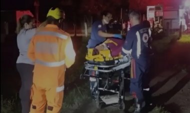 Mulher é socorrida após cair na Cachoeira Sete Quedas, em Itatiaiuçu