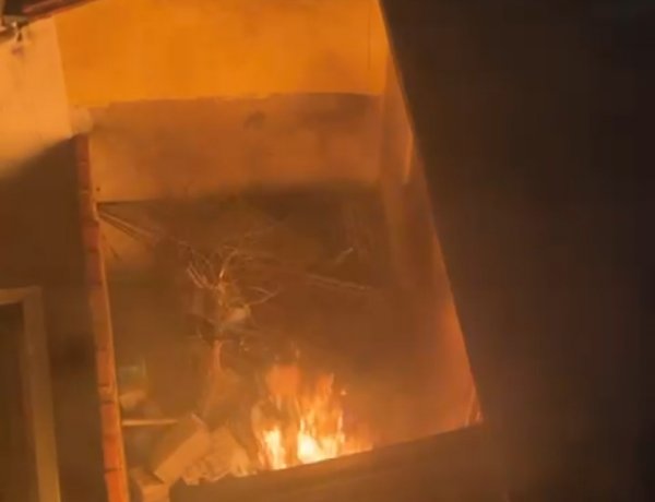 Casa pega fogo no bairro Nogueira Machado