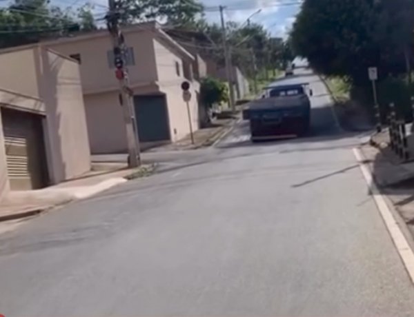 Caminhão tenta subir rua proibida e coloca moradores em risco no Morro do Sol