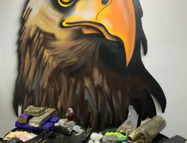 Operação contra o tráfico prende seis e apreende arma e grande quantidade de drogas