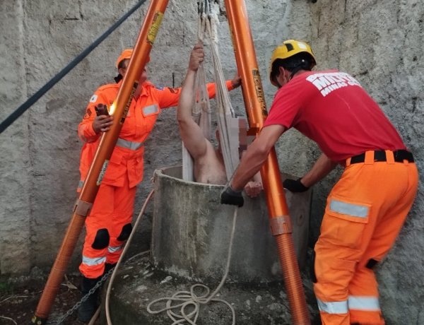 Homem e cachorro são resgatados de poço no bairro Jardinópolis, em Divinópolis