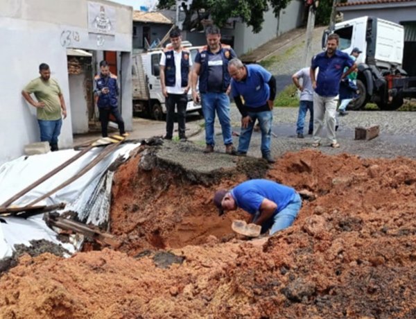 Deslizamento de terra interrompe rua Otoniel Mendes em manhã de chuva
