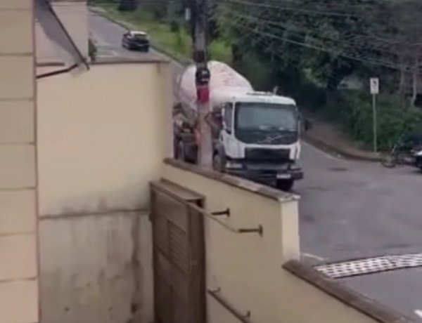 Denúncia de risco no Morro do Sol, caminhão ignora sinalização em via movimentada e sobe de marcha ré