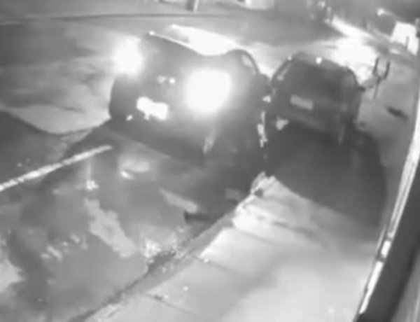 Motorista bate em carro estacionado e  foge