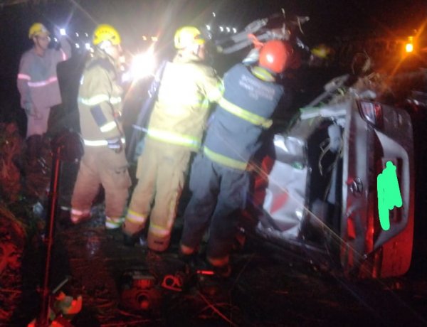 Carro capota na MG-431 próximo à Barragem Benfica