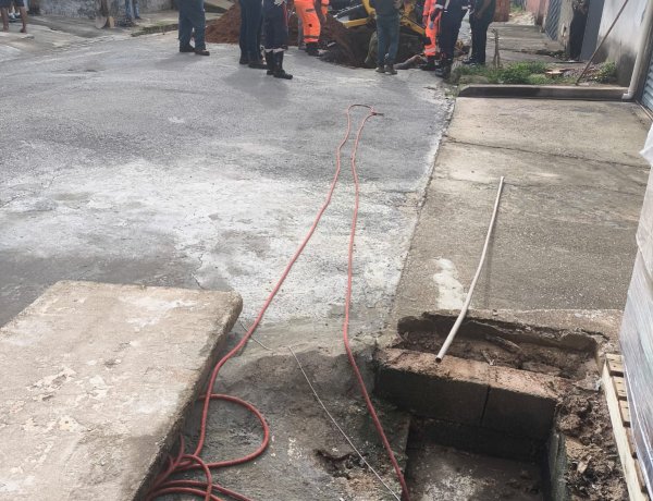 Homem fica preso em tubulação subterrânea em Itaúna