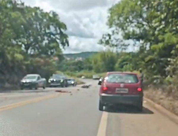 Motociclista morre em colisão com carreta na MG-431 próximo a barragem do Benfica