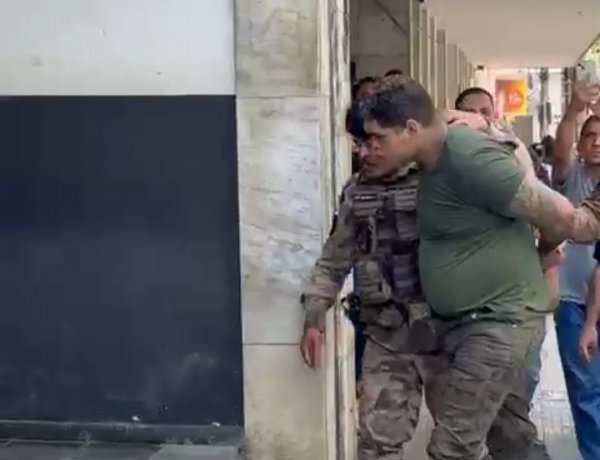 Chegada de suspeito de feminicídio causa tumulto na porta da delegacia