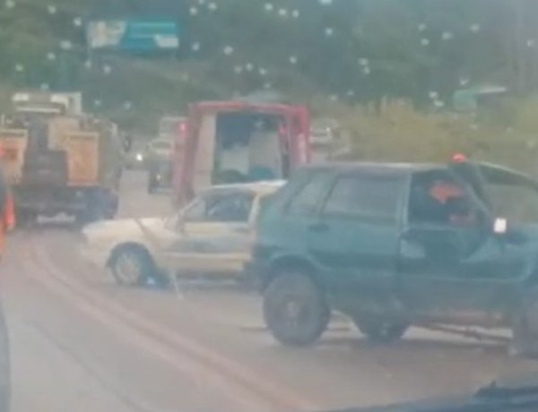 Acidente entre Uno e Gol no início da tarde deixa trânsito lento na MG-431