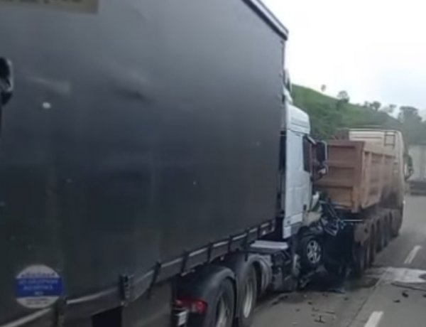 Carro fica prensado entre duas carretas na BR-381