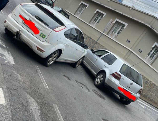 Avanço de sinal vermelho provoca colisão no Centro na tarde desta sexta-feira