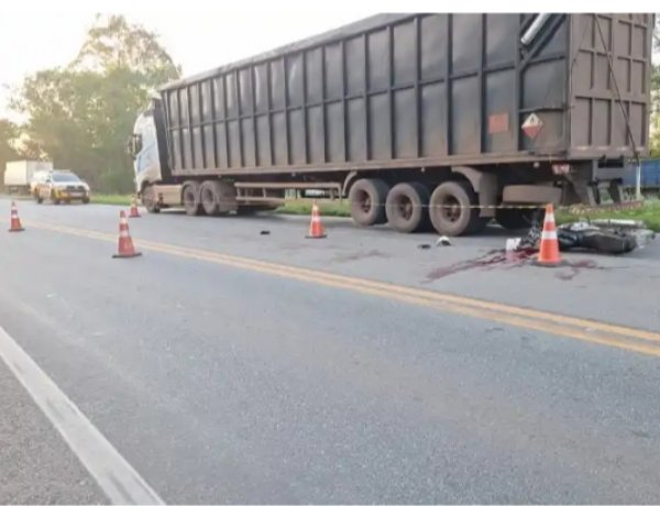 Motociclista morre após colisão com carreta na MG-050 próximo a Carmo do Cajuru