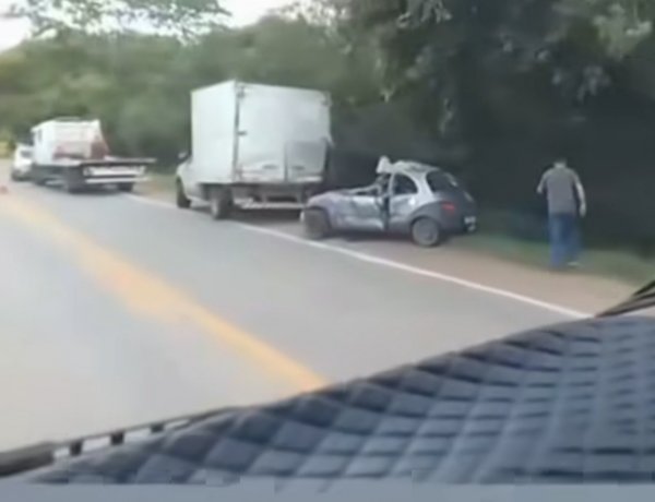 Grave colisão entre carro e caminhão mobiliza atenção na MG-050, próximo a Itaúna