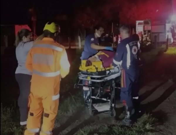 Mulher é socorrida após cair na Cachoeira Sete Quedas, em Itatiaiuçu