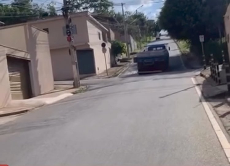Caminhão tenta subir rua proibida e coloca moradores em risco no Morro do Sol