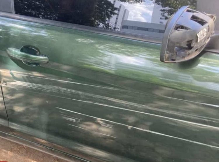 Procure a Justiça": caminhão danifica carro, e empresa de limpeza nega reparo