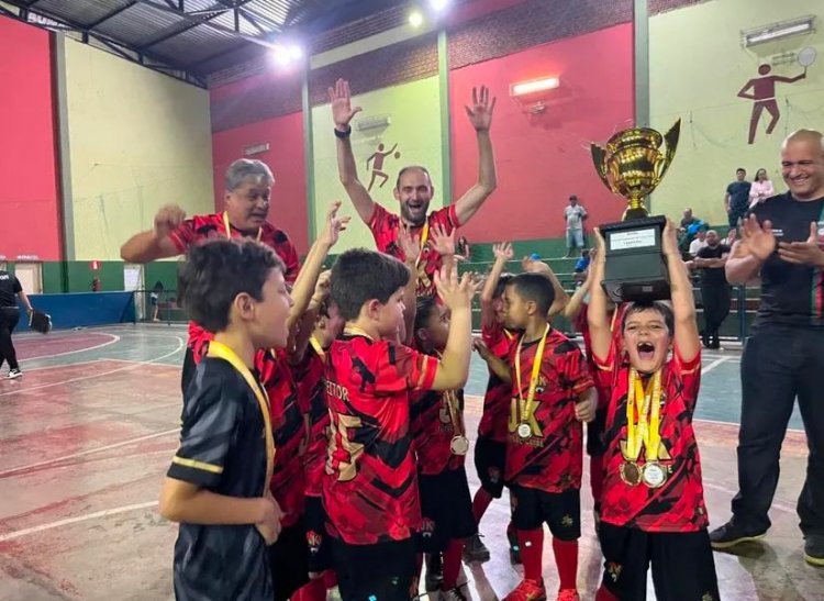 Escolinha de Futsal da Praça de Esportes JK conquista o título Sub-7!