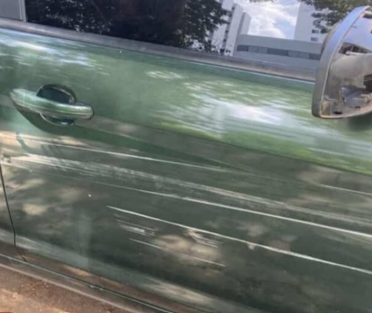 Caminhão danifica carro e  empresa de limpeza nega reparo