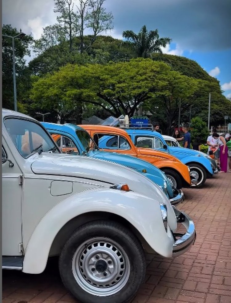 SUCESSO - Praça cheia no Encontro de Fuscas