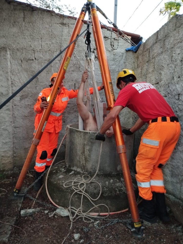Homem e cachorro são resgatados de poço no bairro Jardinópolis, em Divinópolis
