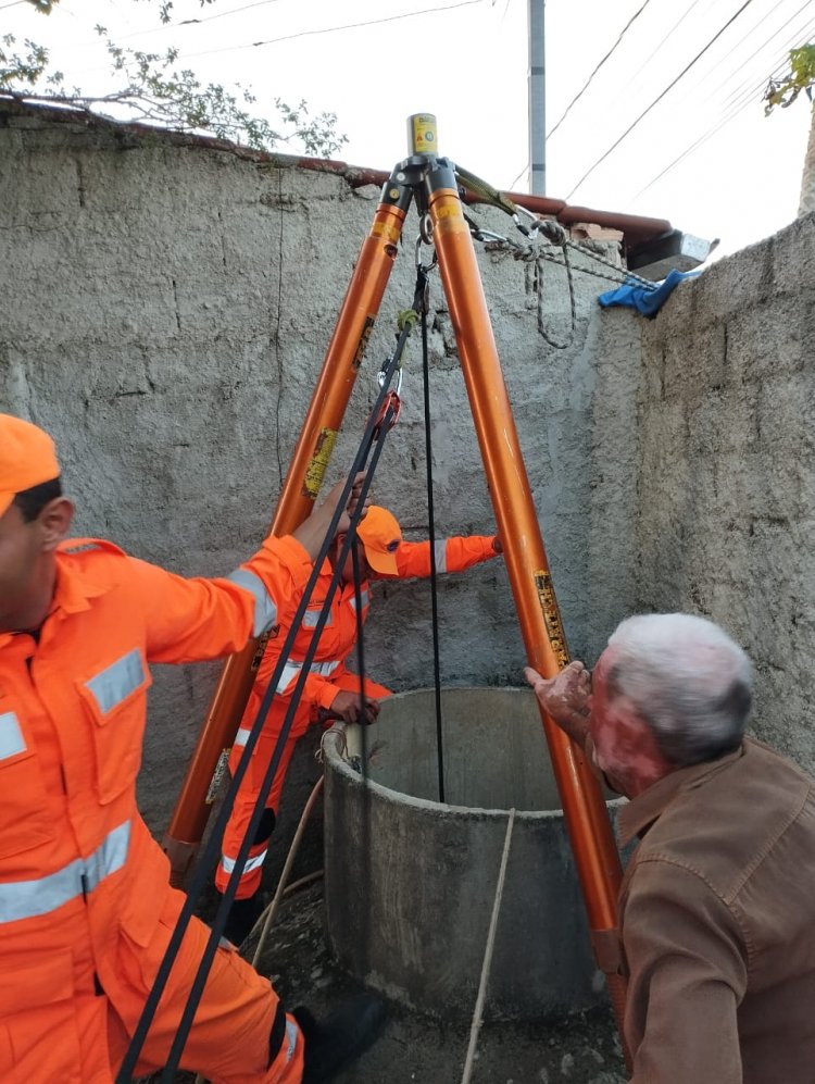 Homem e cachorro são resgatados de poço no bairro Jardinópolis, em Divinópolis