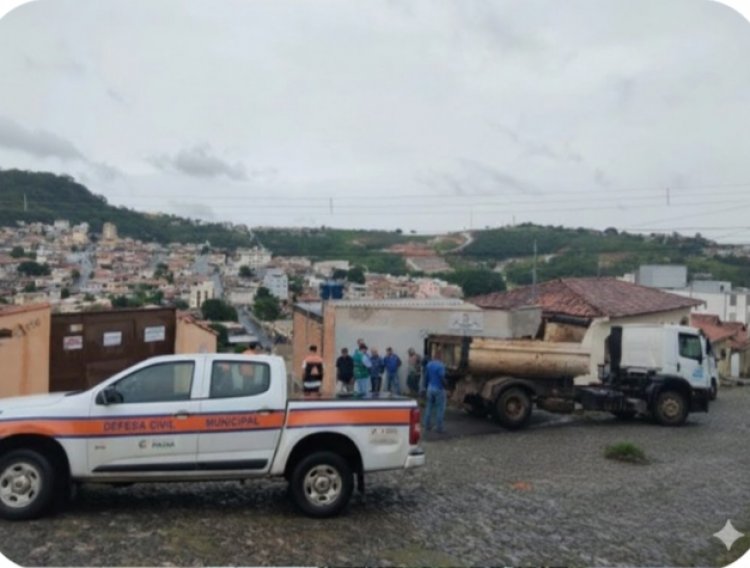 Deslizamento de terra interrompe rua Otoniel Mendes em manhã de chuva
