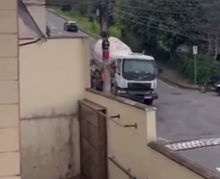 Denúncia de risco no Morro do Sol, caminhão ignora sinalização em via movimentada e sobe de marcha ré