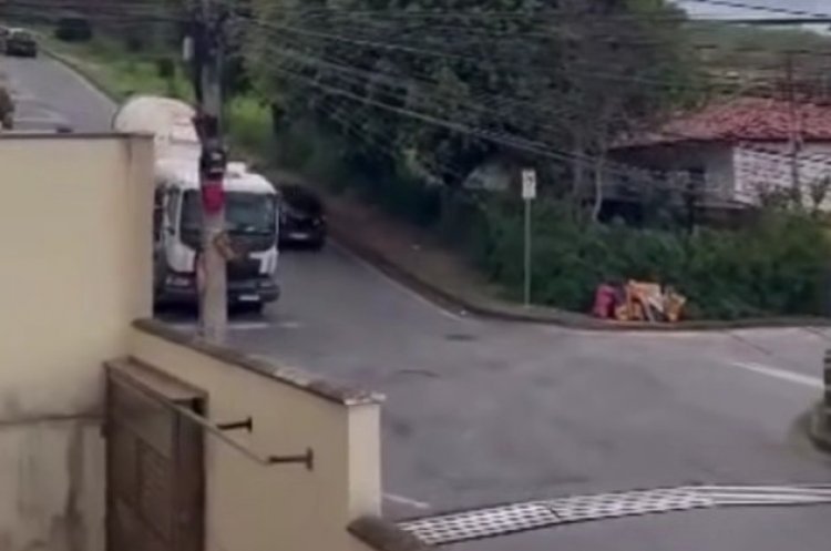 Denúncia de risco no Morro do Sol, caminhão ignora sinalização em via movimentada e sobe de marcha ré
