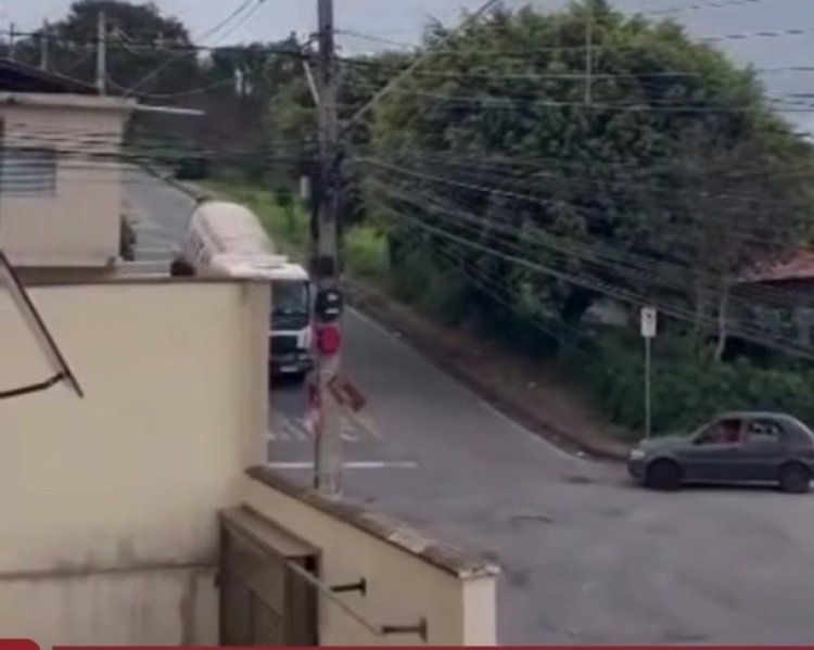 Denúncia de risco no Morro do Sol, caminhão ignora sinalização em via movimentada e sobe de marcha ré