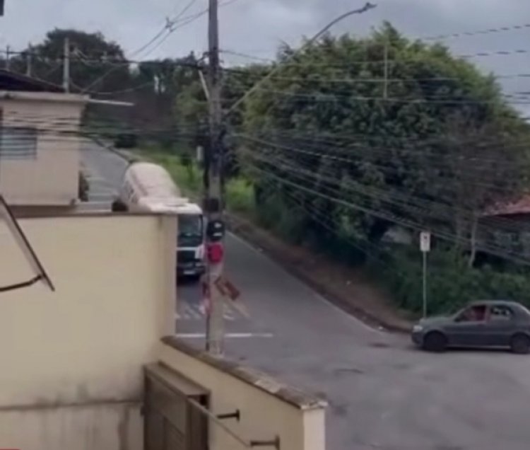 Denúncia de risco no Morro do Sol, caminhão ignora sinalização em via movimentada e sobe de marcha ré