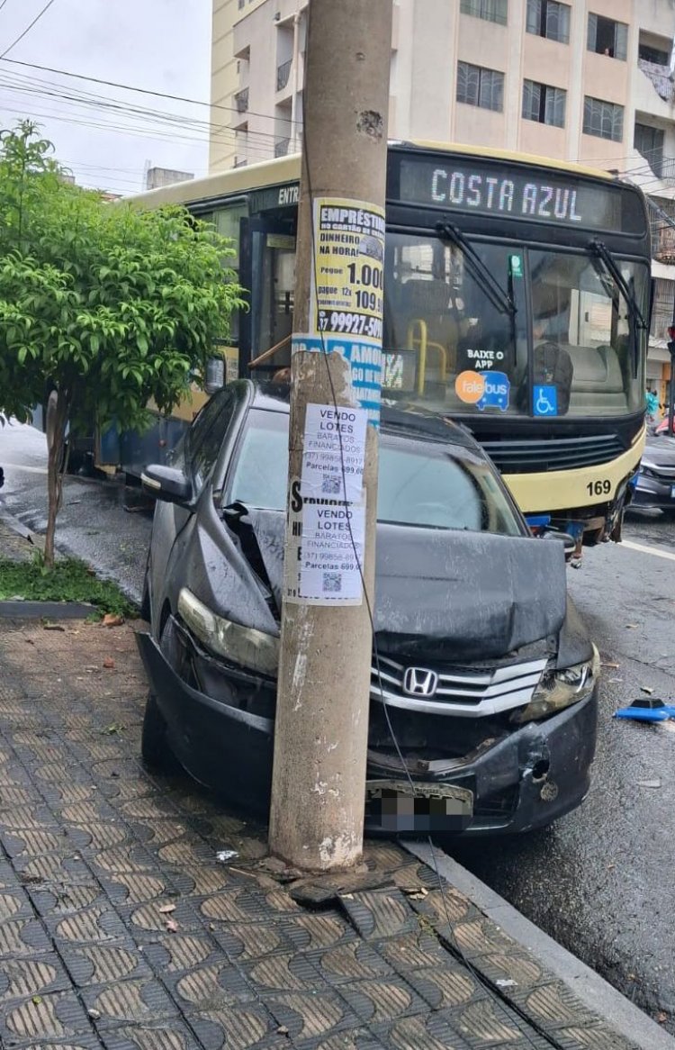 Acidente entre ônibus,  carros e motos causa tumulto no centro em Divinópolis