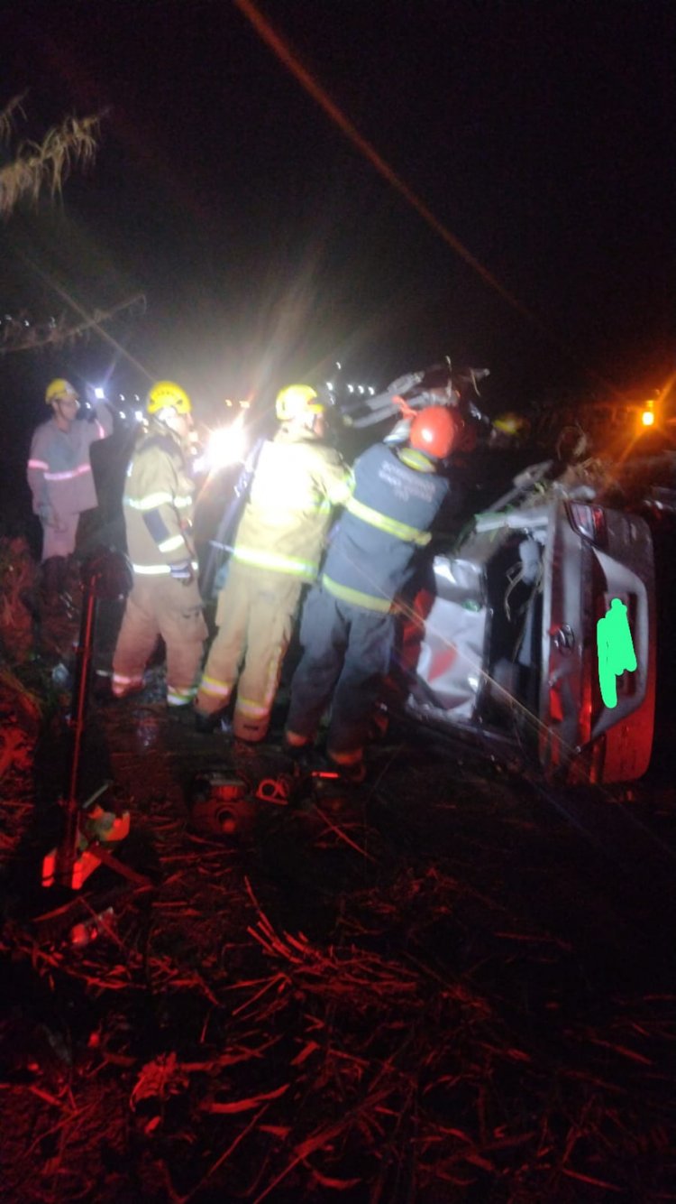 Carro capota na MG-431 próximo à Barragem Benfica