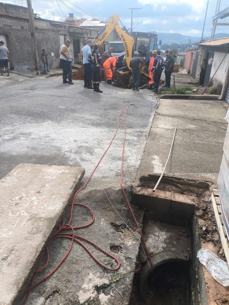 Homem fica preso em tubulação subterrânea em Itaúna